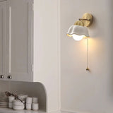 Französische Retro-Wandlampe mit weißen Blumen-Leuchtezauber