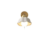 Französische Retro-Wandlampe mit weißen Blumen-Leuchtezauber