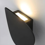 Moderne, elegante Wandleuchte in der Abenddämmerung-Leuchtezauber