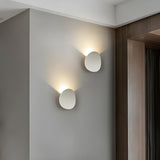 Moderne, elegante Wandleuchte in der Abenddämmerung-Leuchtezauber