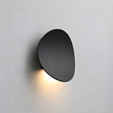 Moderne, elegante Wandleuchte in der Abenddämmerung-Leuchtezauber