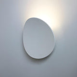 Moderne, elegante Wandleuchte in der Abenddämmerung-Leuchtezauber