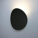 Moderne, elegante Wandleuchte in der Abenddämmerung-Leuchtezauber