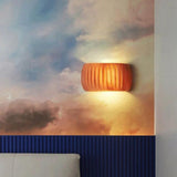 Moderne gerippte Art-Deco-Wandlampe aus Kunstharz-Leuchtezauber