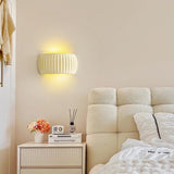 Moderne gerippte Art-Deco-Wandlampe aus Kunstharz-Leuchtezauber