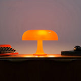 Minimalistische Tischlampe in Pilzform-Leuchtezauber