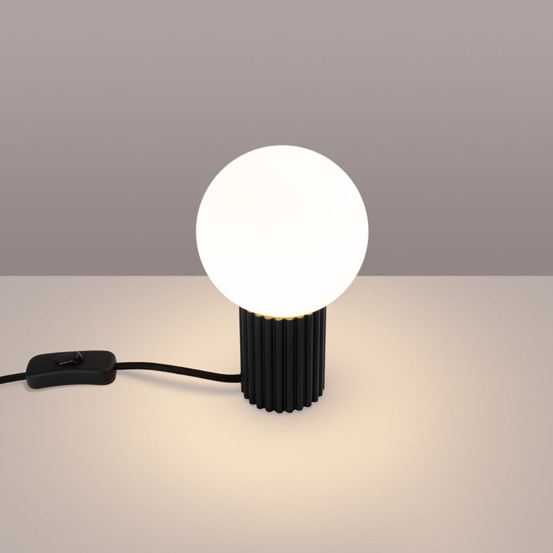Tischlampe Halo Schwarz – Minimalistische Tischleuchte Mit Stoffschirm-Leuchtezauber