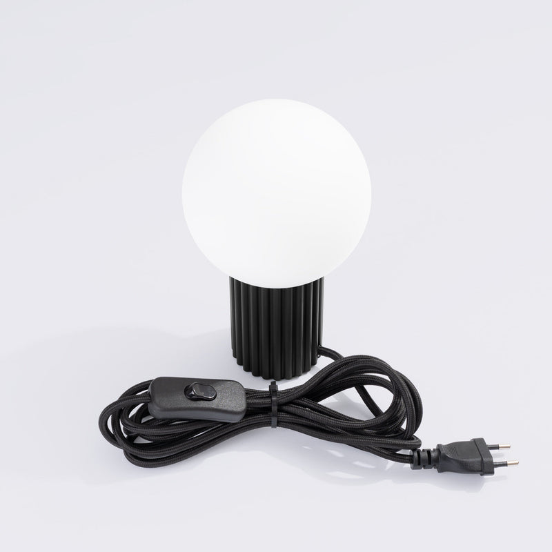 Tischlampe Halo Schwarz – Minimalistische Tischleuchte Mit Stoffschirm-Leuchtezauber