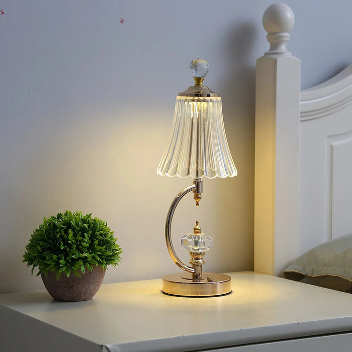 Vintage Goldene Tischlampe aus Kristall-Leuchtezauber