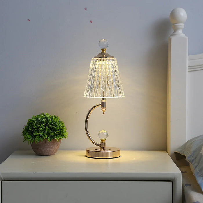 Vintage Goldene Tischlampe aus Kristall-Leuchtezauber