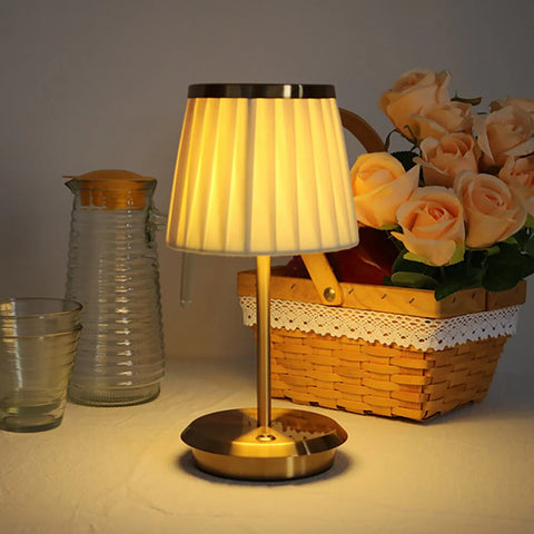 Klassisch elegante Tischlampe mit warmem Licht-Leuchtezauber