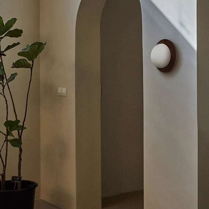 Einfache Wandlampe aus Naturholz in Weiß-Leuchtezauber