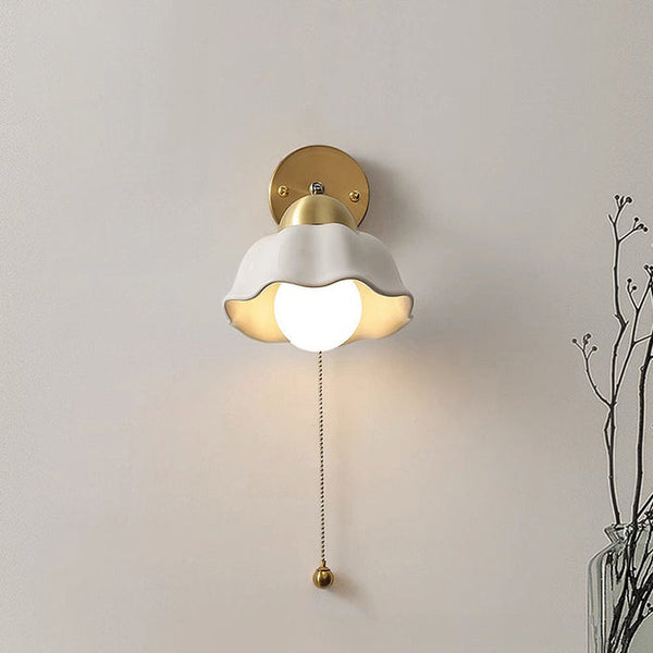 Französische Retro-Wandlampe mit weißen Blumen-Leuchtezauber