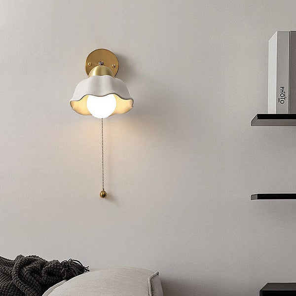 Französische Retro-Wandlampe mit weißen Blumen-Leuchtezauber