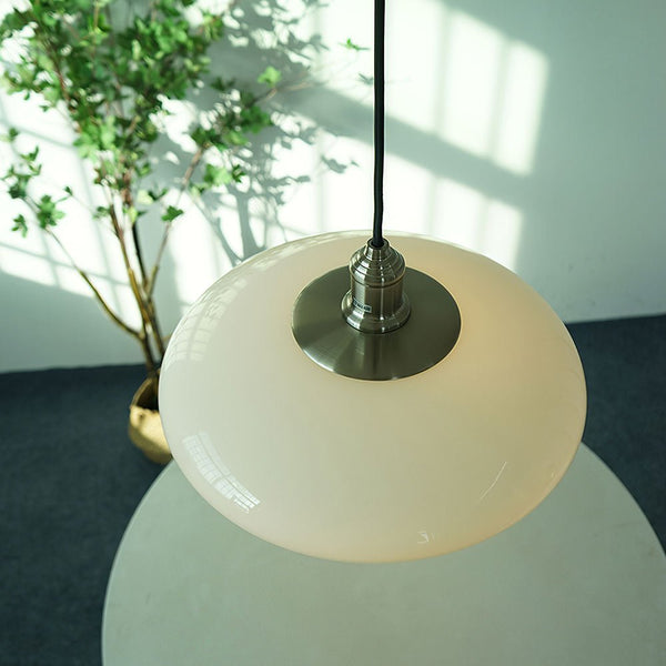 Moderne Hängelampe aus weißem Glas-Leuchtezauber