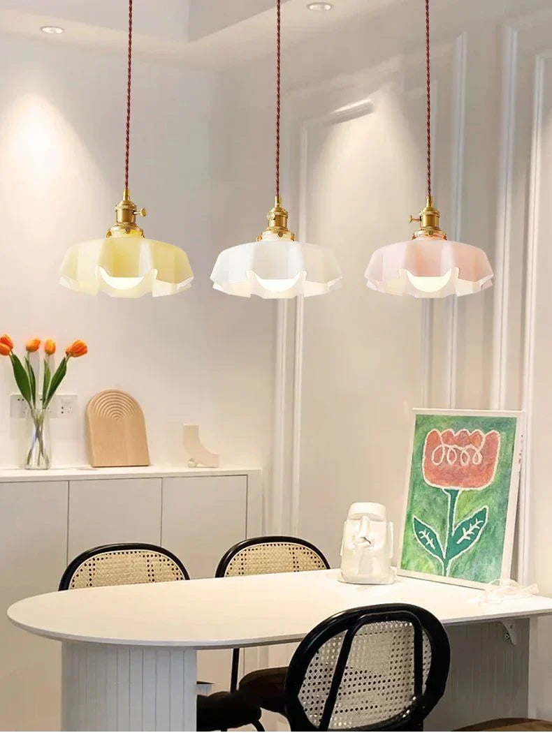 Nordic Bloom Glass Pendant – Minimalistische Glas-Hängeleuchte im Creme-Blumenstil