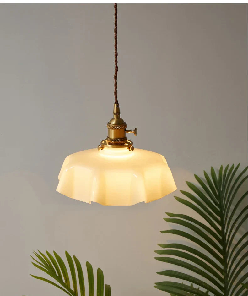 Nordic Bloom Glass Pendant – Minimalistische Glas-Hängeleuchte im Creme-Blumenstil