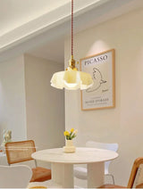 Nordic Bloom Glass Pendant – Minimalistische Glas-Hängeleuchte im Creme-Blumenstil