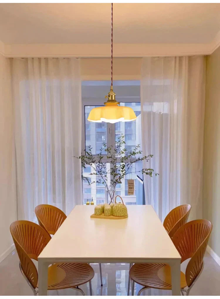 Nordic Bloom Glass Pendant – Minimalistische Glas-Hängeleuchte im Creme-Blumenstil