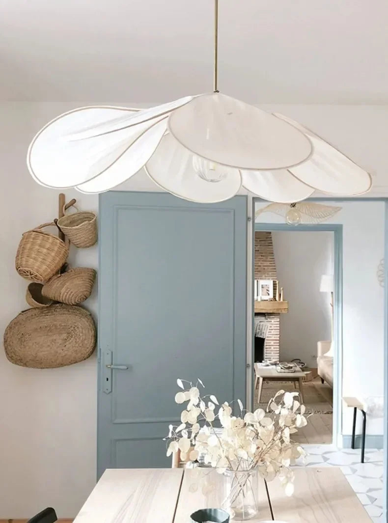 LumaFlora Petal Light – Stoff-Pendelleuchte mit farbigen Blütenblättern