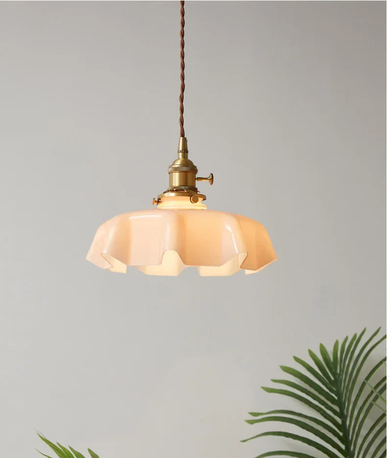 Nordic Bloom Glass Pendant – Minimalistische Glas-Hängeleuchte im Creme-Blumenstil