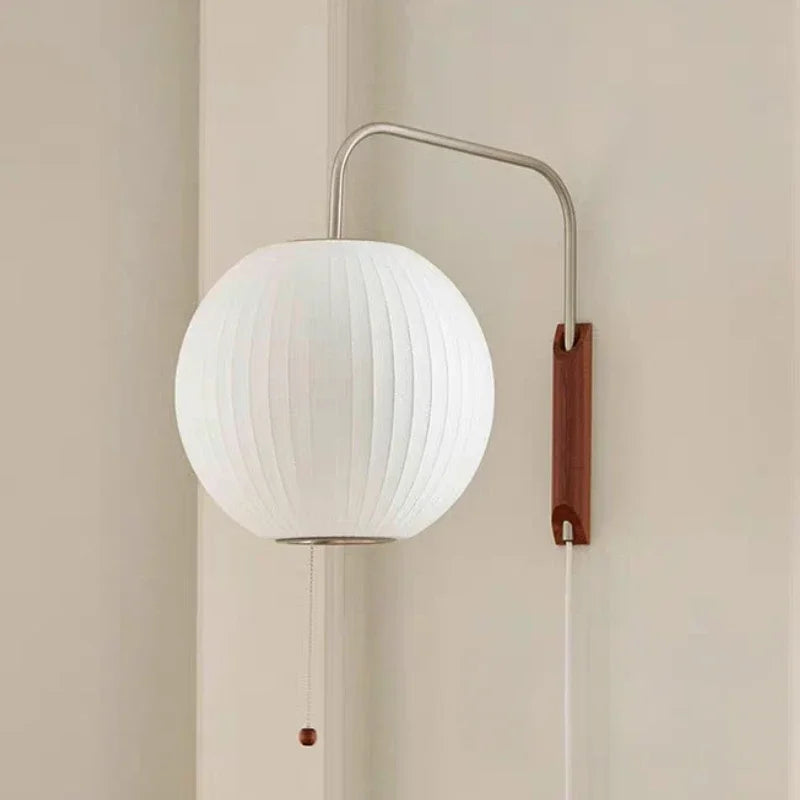 SakuraSilk – Japanische Handgewebte Seiden-Wandleuchte