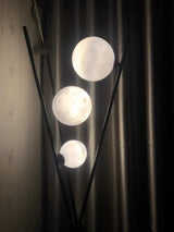 LunaGlow 3D Mond Stehlampe – Moderne LED Tripod Lampe für Wohnzimmer, Schlafzimmer & Büro-Leuchtezauber