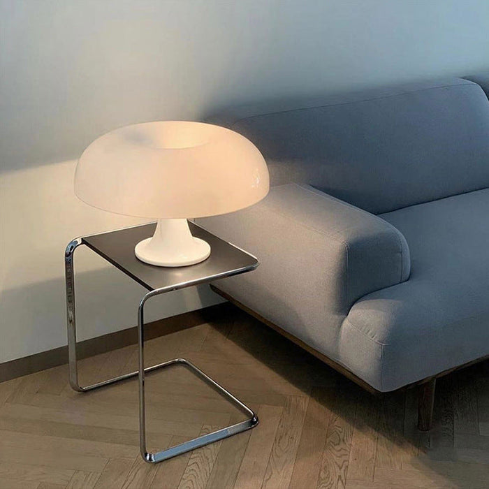 Minimalistische Tischlampe in Pilzform-Leuchtezauber