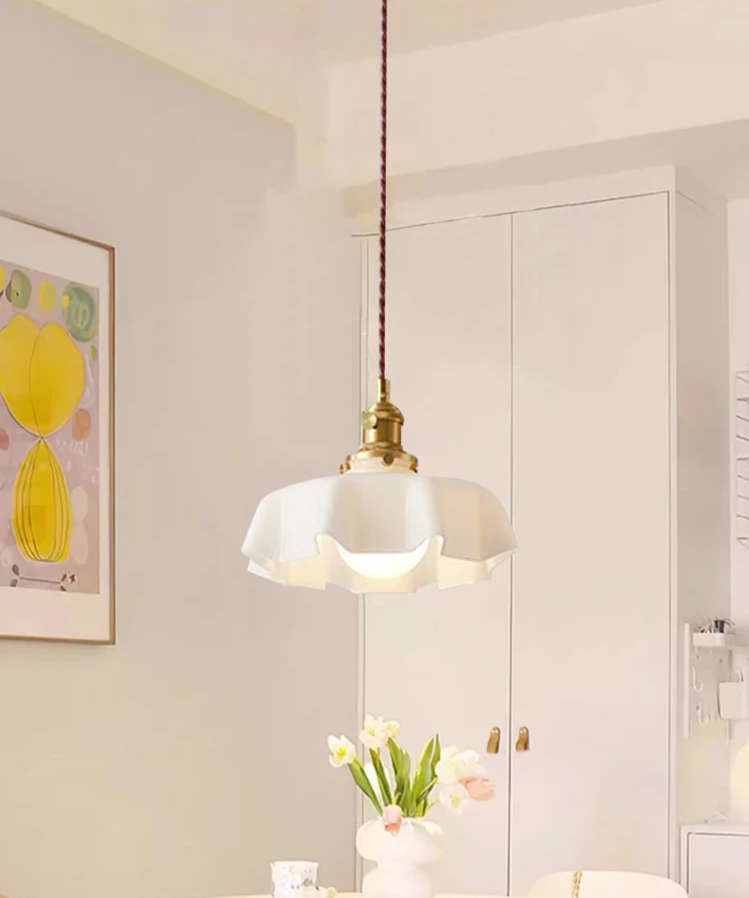 Nordic Bloom Glass Pendant – Minimalistische Glas-Hängeleuchte im Creme-Blumenstil