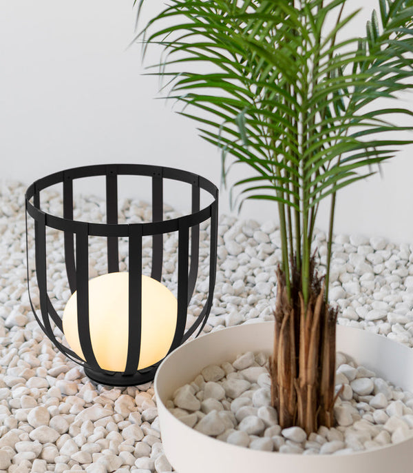 Luxuriöse Gartenlampe mit Blumenkasten-Leuchtezauber