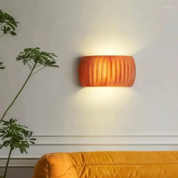 Moderne gerippte Art-Deco-Wandlampe aus Kunstharz-Leuchtezauber
