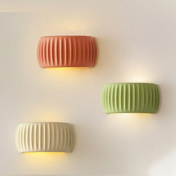 Moderne gerippte Art-Deco-Wandlampe aus Kunstharz-Leuchtezauber