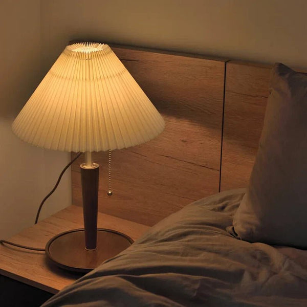 Vintage Plissee-Tischlampe aus Holz-Leuchtezauber