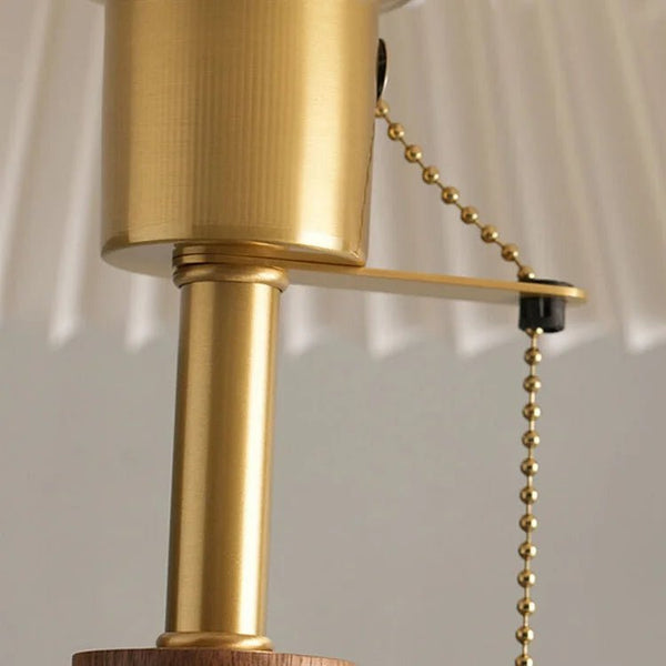 Vintage Plissee-Tischlampe aus Holz-Leuchtezauber